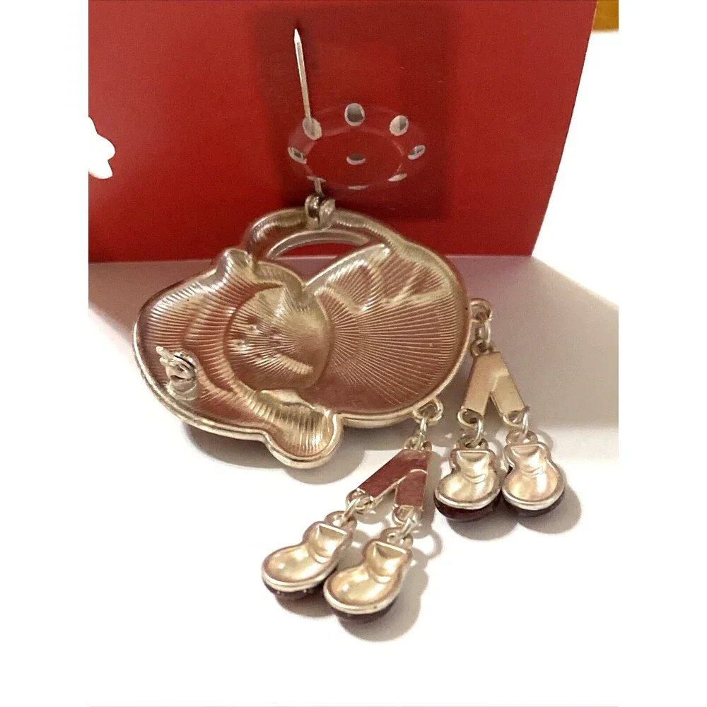 NWT Kohl’s Christmas Cat with Dangling Feet Brooch Santa Hat Enamel Pin 2.5” NEW